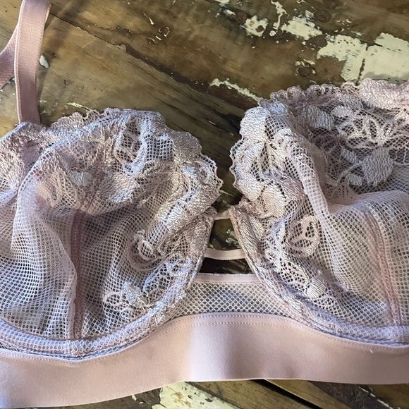 Elegant Pink Lace Bra with Underwire Support - Picture 4 of 5